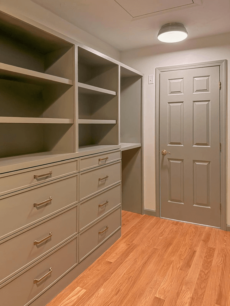 Closet built-in after